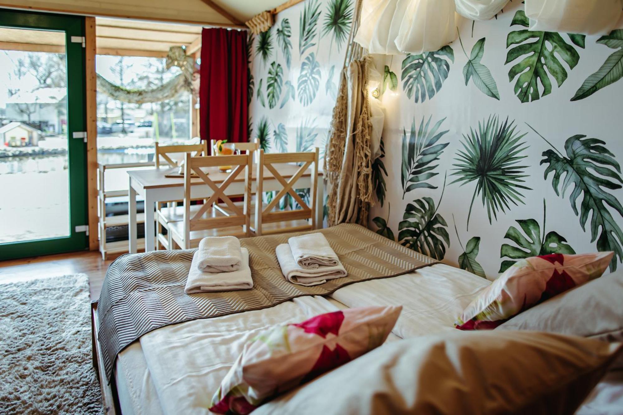 Herbals - Tree&Lake Houses With Bath, Sauna, Bikes, Motorboat Mielno  Quarto foto